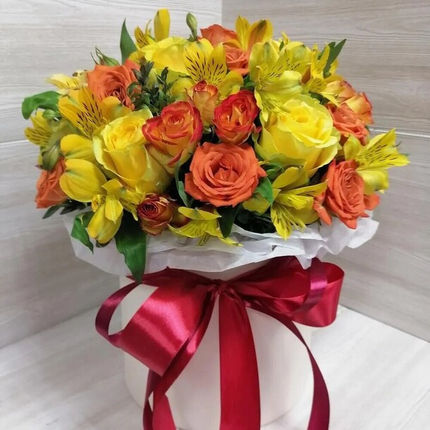 Яркие краски из роз и альстромерий, артикул F1099155 - 3090 рублей, доставка по городу. Flawery - доставка цветов