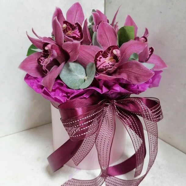 7 орхидей в боксе, артикул F1099163 - 2686 рублей, доставка по городу. Flawery - доставка цветов