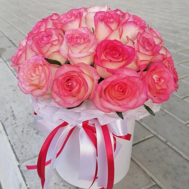 19 роз в шляпной коробке, артикул F1103793 - 2490 рублей, доставка по городу. Flawery - доставка цветов