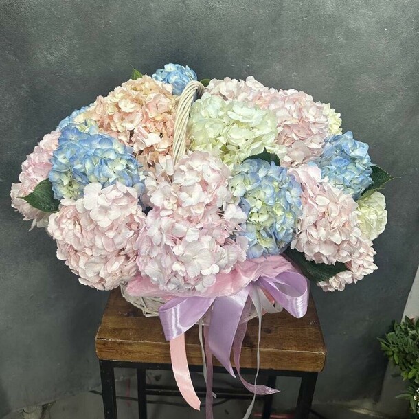 Корзина с 21 гортензией, артикул F1103956 - 13850 рублей, доставка по городу. Flawery - доставка цветов