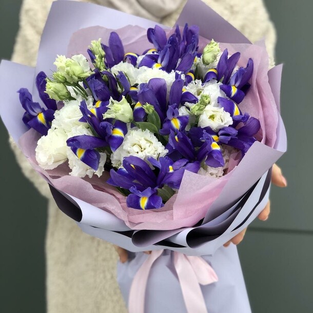 Римские каникулы из эустомы и ирисов, артикул F1108432 - 3695 рублей, доставка по городу. Flawery - доставка цветов