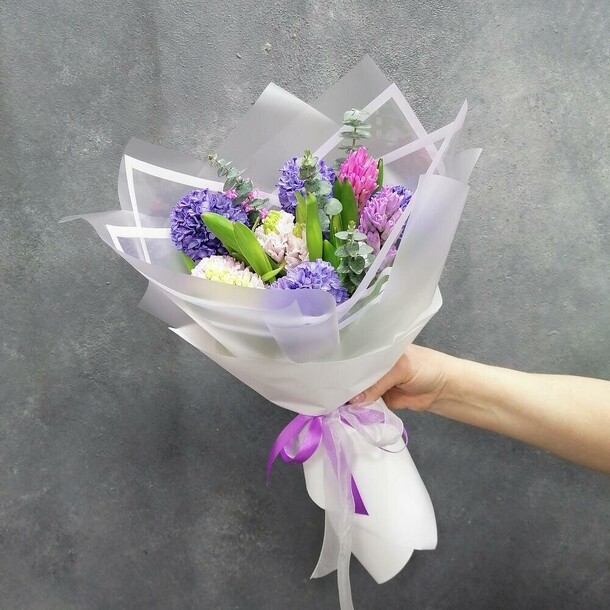 7 гиацинтов с эвкалиптом, артикул F110911 - 2604 рублей, доставка по городу. Flawery - доставка цветов