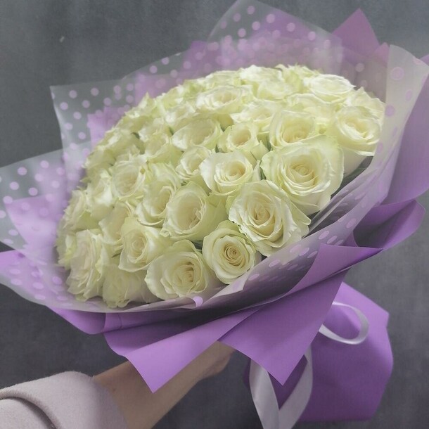 Романтичный букет из 51 розы, артикул F1111448 - 4992 рублей, доставка по городу. Flawery - доставка цветов