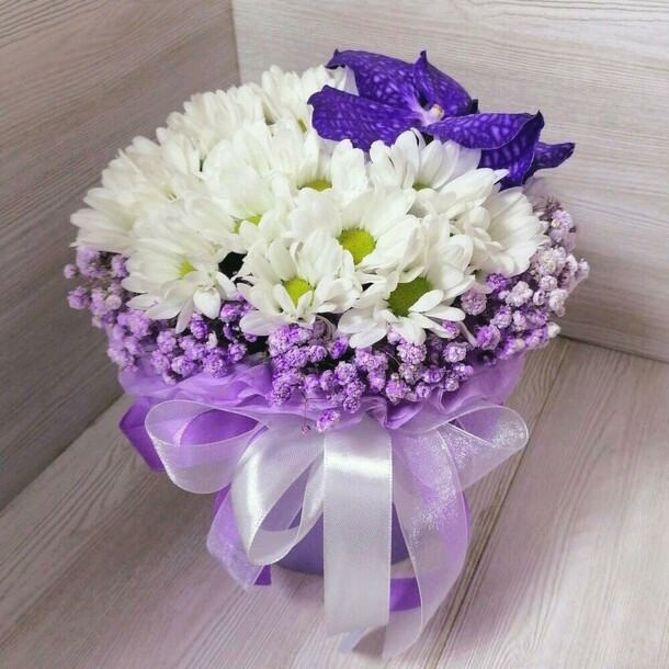 Бокс хризантем и ванды🦋, артикул F1119395 - 1890 рублей, доставка по городу. Flawery - доставка цветов