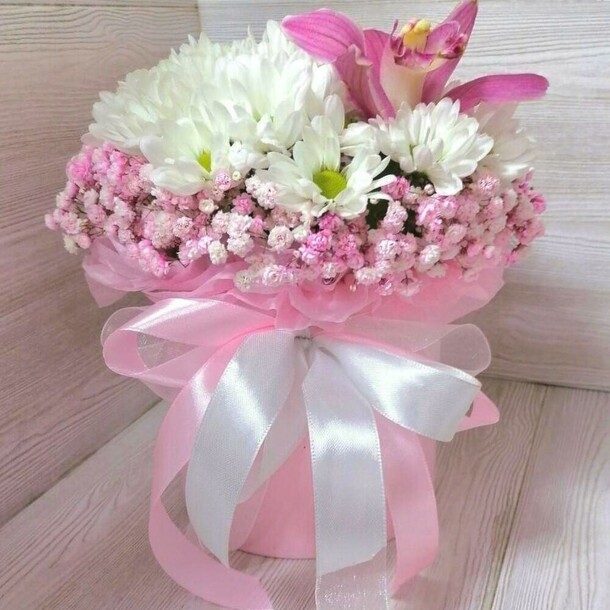 Коробочка хризантем с орхидеей 🌸, артикул F1119397 - 1735 рублей, доставка по городу. Flawery - доставка цветов