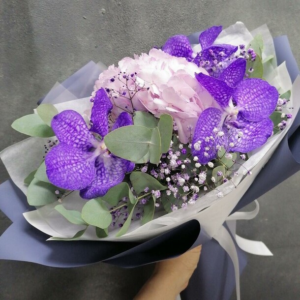 Букет с гортензией, орхидеей vanda, артикул F1125084 - 3016 рублей, доставка по городу. Flawery - доставка цветов