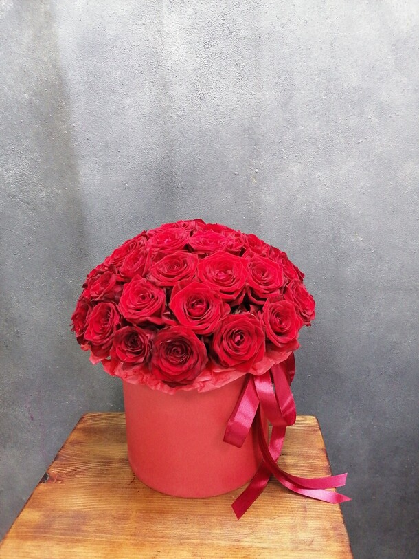 51 роза в коробке, артикул F1125141 - 4980 рублей, доставка по городу. Flawery - доставка цветов