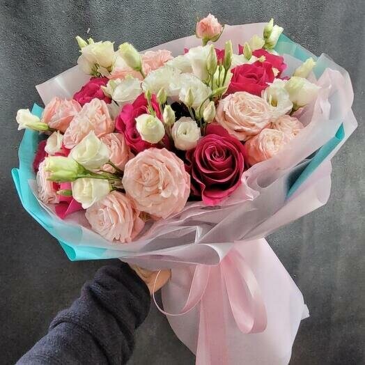 Букет с кустовыми розами и эустомой "only love", артикул F1125157 - 3960 рублей, доставка по городу. Flawery - доставка цветов