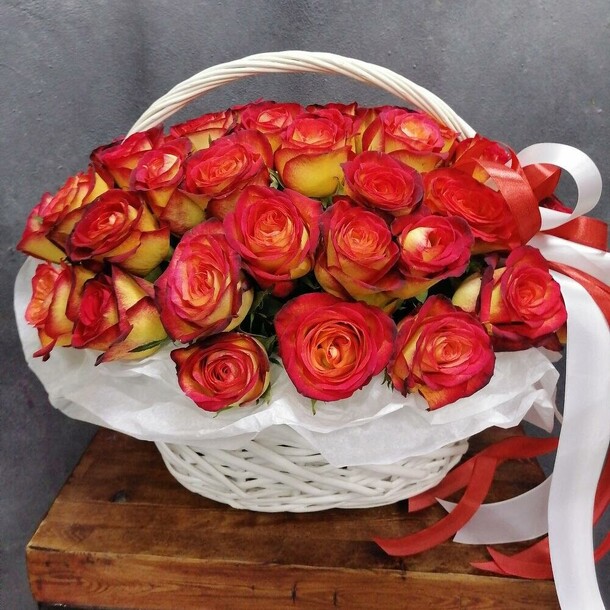 Сочная корзина 51 роза, артикул F1127706 - 5820 рублей, доставка по городу. Flawery - доставка цветов