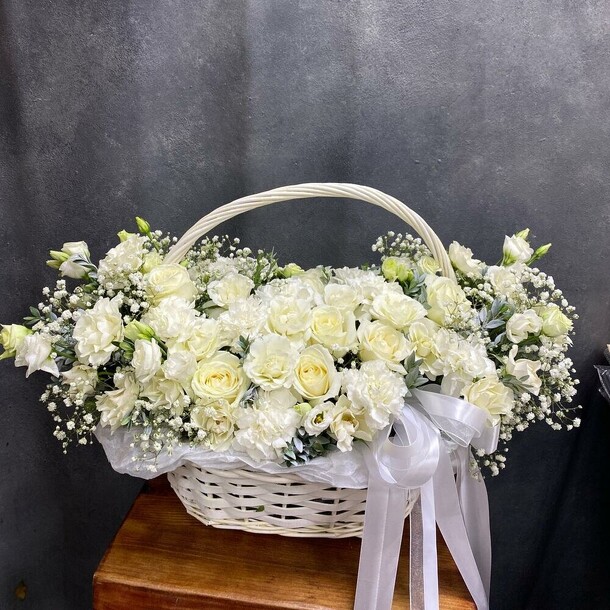 Корзина роз и лизиантусов, артикул F1129530 - 12339 рублей, доставка по городу. Flawery - доставка цветов
