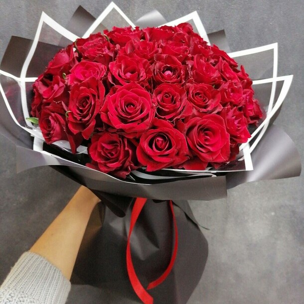 Классика 🖤, артикул F1130077 - 5414 рублей, доставка по городу. Flawery - доставка цветов