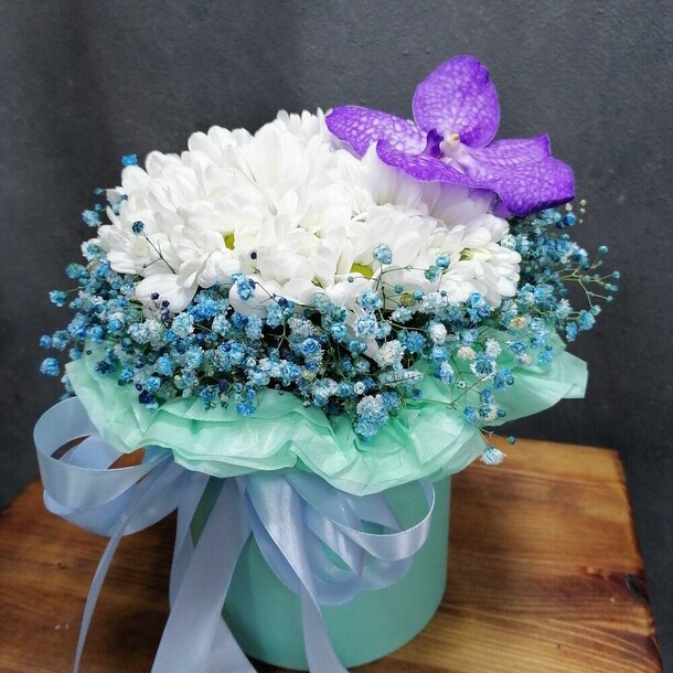 Комплиментик из хризантем и гипсофилы, артикул F1142863 - 1818 рублей, доставка по городу. Flawery - доставка цветов