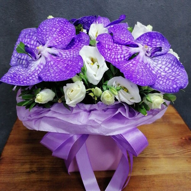 Орхидеи с эустомой, артикул F1145269 - 2438 рублей, доставка по городу. Flawery - доставка цветов