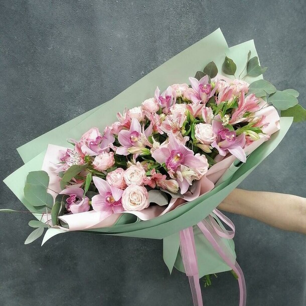 Букет из орхидеи (цимбидиум) и кустовой розы 💋, артикул F114753 - 4025 рублей, доставка по городу. Flawery - доставка цветов