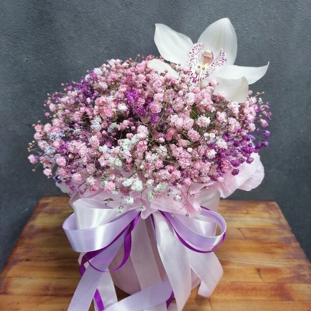 Гипсофильный бокс с орхидеей, артикул F1148604 - 1777 рублей, доставка по городу. Flawery - доставка цветов