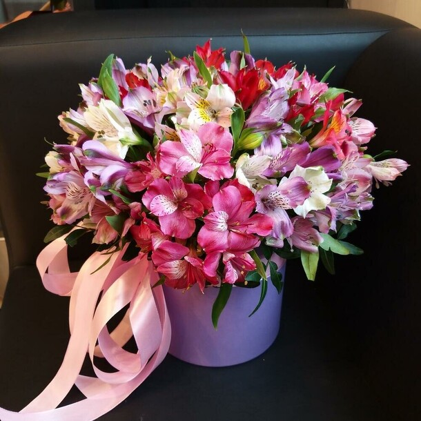 Альстромерия микс в коробке 🥰, артикул F115155 - 2536 рублей, доставка по городу. Flawery - доставка цветов