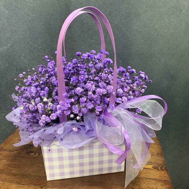 Сиреневая сумочка гипсофил🌺🌸, артикул F1234400 - 2300 рублей, доставка по городу. Flawery - доставка цветов