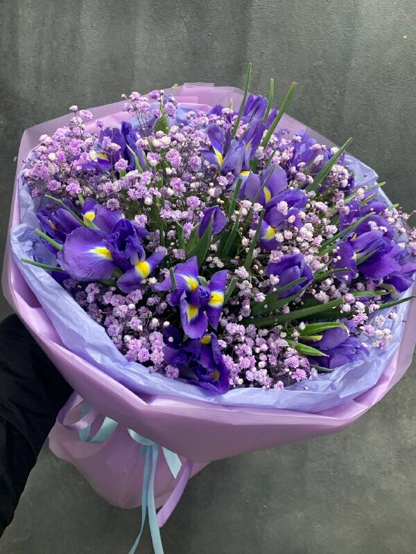 Сочетание ирисов с гипсофилой, артикул F1234991 - 2890 рублей, доставка по городу. Flawery - доставка цветов