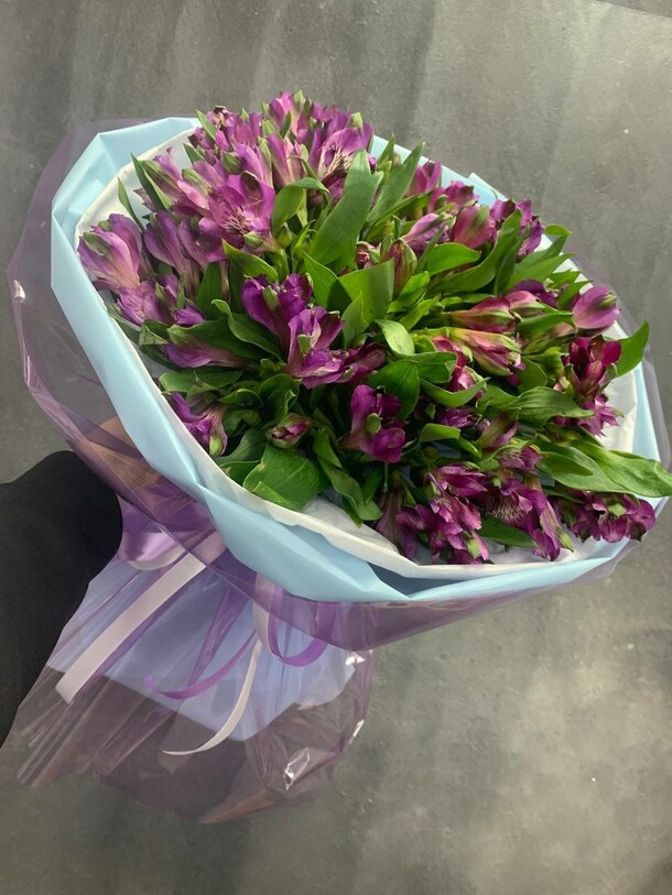 15 ярких альстромерий, артикул F1258840 - 2471 рублей, доставка по городу. Flawery - доставка цветов