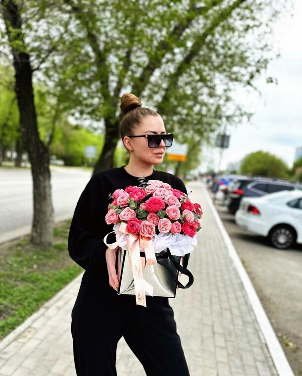 Сумочка с розами, артикул F1300453 - 3890 рублей, доставка по городу. Flawery - доставка цветов