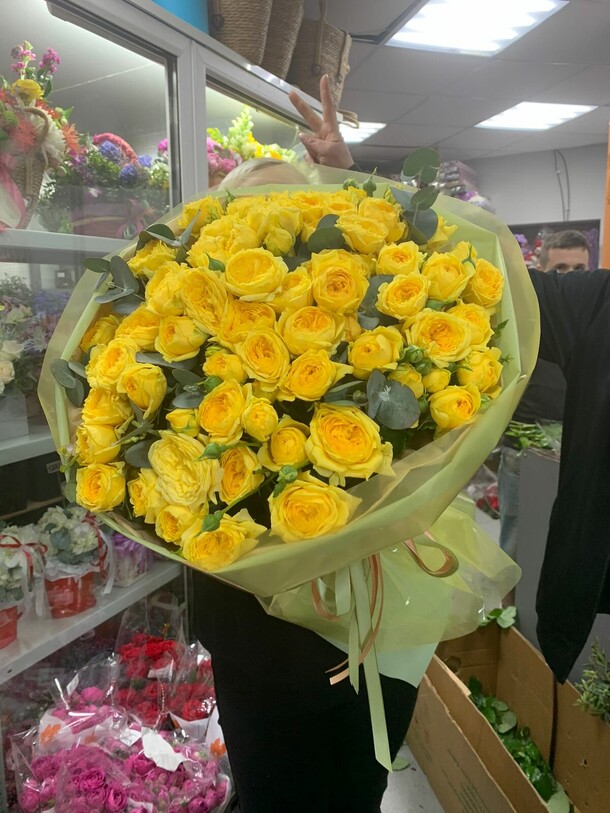 Яркий букетик из роз, артикул F1300480 - 3570 рублей, доставка по городу. Flawery - доставка цветов