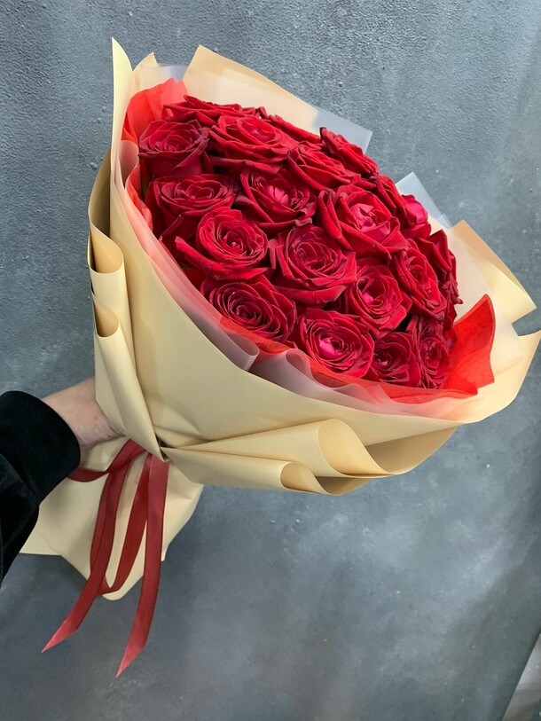 25 роз в стильной упаковке, артикул F1300488 - 2890 рублей, доставка по городу. Flawery - доставка цветов