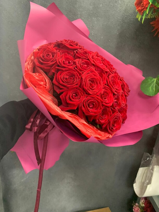 25 красных роз, артикул F1300489 - 2890 рублей, доставка по городу. Flawery - доставка цветов