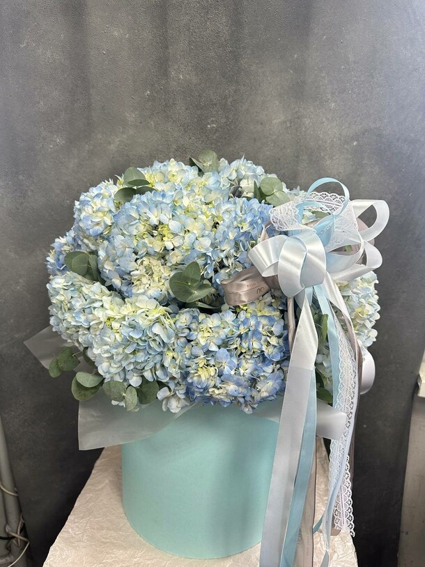 Невероятный бокс с гортензией, артикул F1359036 - 13750 рублей, доставка по городу. Flawery - доставка цветов