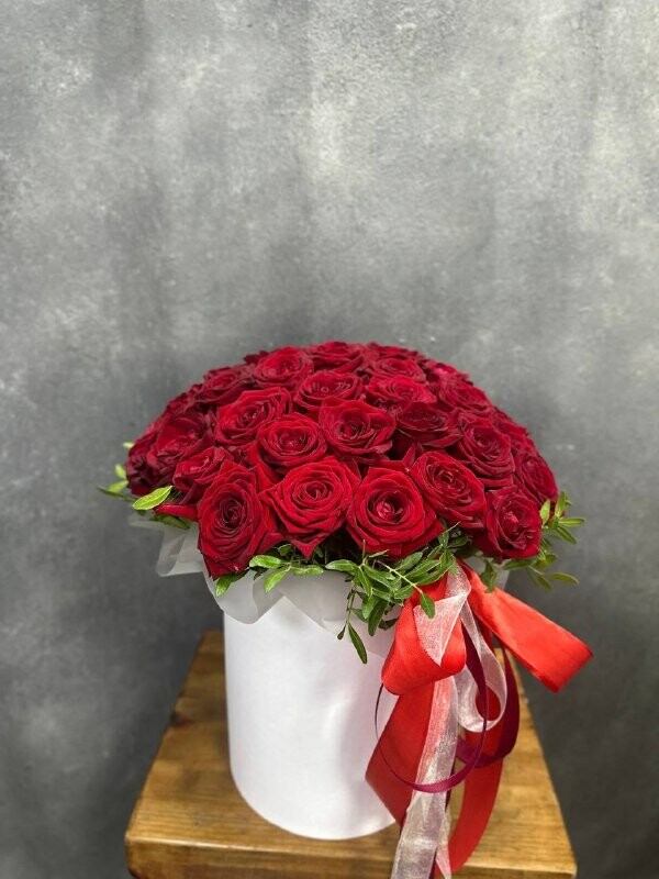 Бокс из 51 красной розы, артикул F1359063 - 5980 рублей, доставка по городу. Flawery - доставка цветов