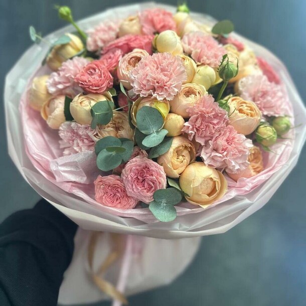 Авторский сборный букет с кустовой розой и диантусом, артикул F1359136 - 4740 рублей, доставка по городу. Flawery - доставка цветов