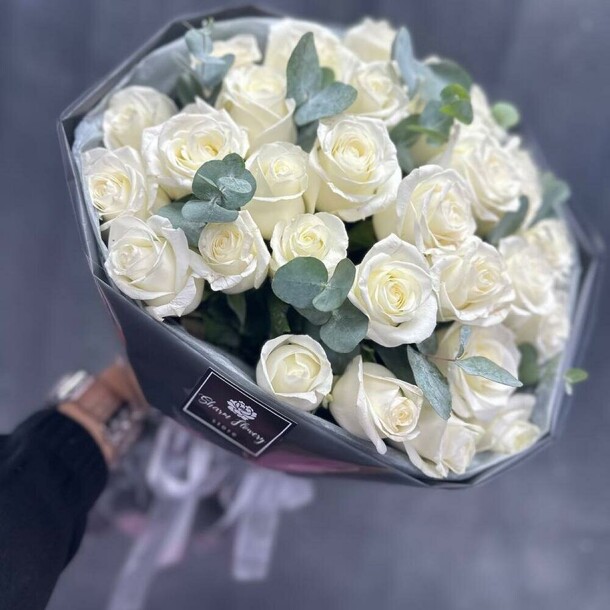 Романтичный букет из 31 розы, артикул F1359146 - 3590 рублей, доставка по городу. Flawery - доставка цветов