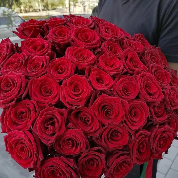 51 роза, артикул F94381 - 4490 рублей, доставка по городу. Flawery - доставка цветов