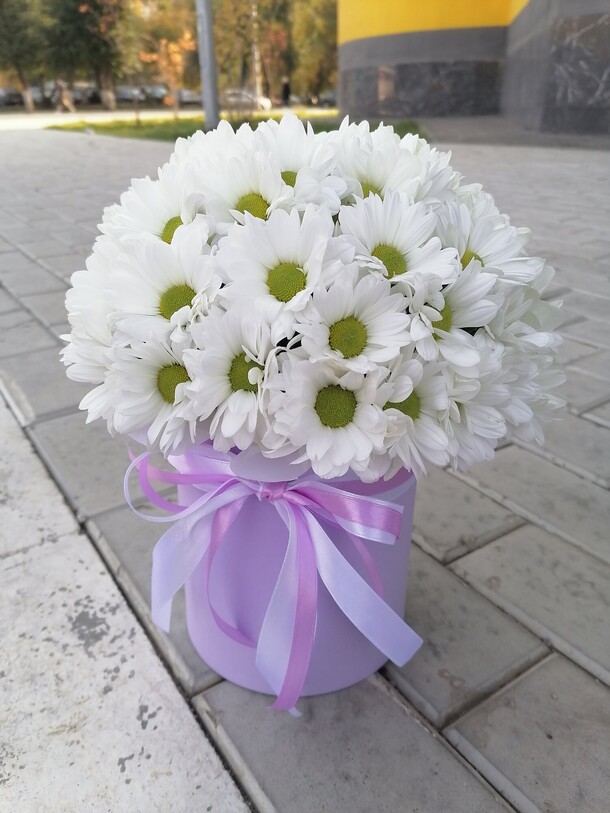 Любимой (коробочка кустовых хризантем), артикул F96715 - 2629 рублей, доставка по городу. Flawery - доставка цветов