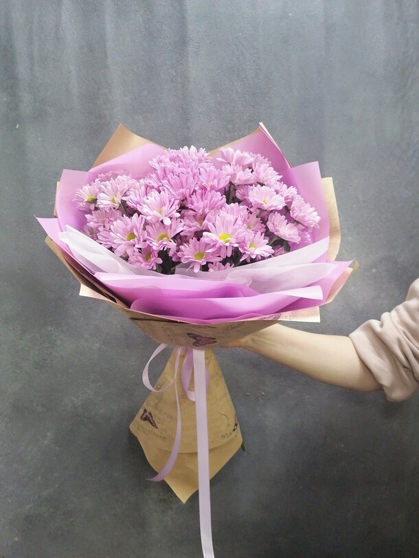 Нежный букет хризантем, артикул F98337 - 3390 рублей, доставка по городу. Flawery - доставка цветов