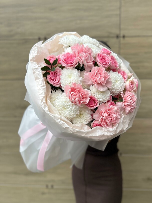 Кустовые розы хризантемы воздушный букет, артикул F1509720 - 5900 рублей, доставка по городу. Flawery - доставка цветов