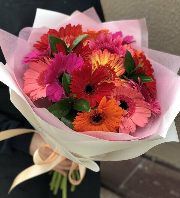 Букет из 15 гербер, артикул F1245950 - 5170 рублей, доставка по городу. Flawery - доставка цветов