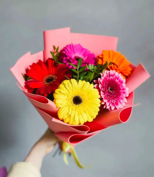 Букет из 5 гербер, артикул F1246279 - 1760 рублей, доставка по городу. Flawery - доставка цветов