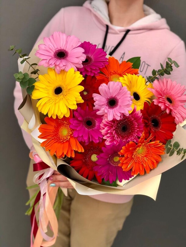 Микс ярких гербер с эвкалиптом, артикул F1246284 - 5390 рублей, доставка по городу. Flawery - доставка цветов