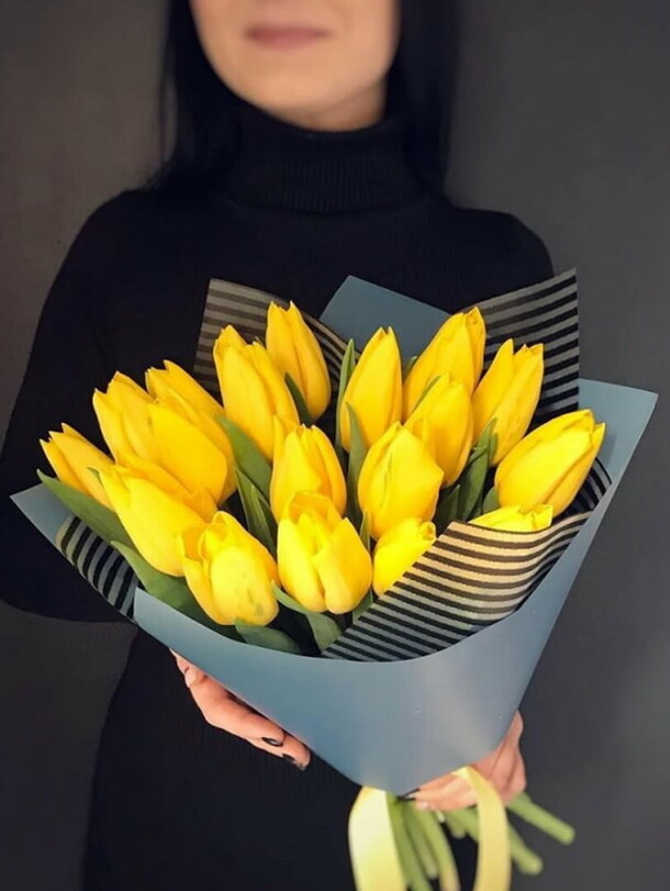 Букет из 19 желтого тюльпана, артикул F1256313 - 5390 рублей, доставка по городу. Flawery - доставка цветов