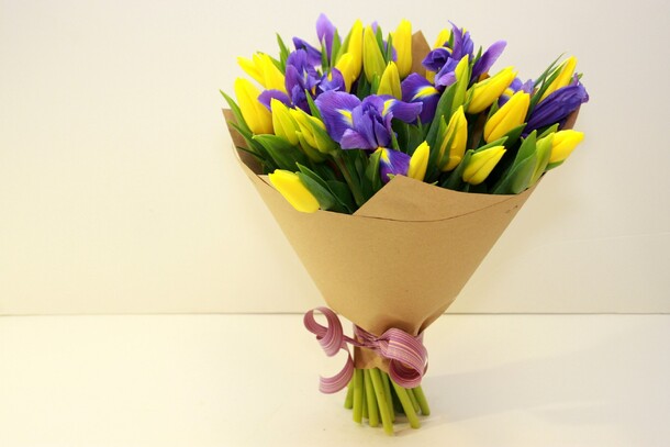 Букет из тюльпанов и ирисов, артикул F1256349 - 8140 рублей, доставка по городу. Flawery - доставка цветов