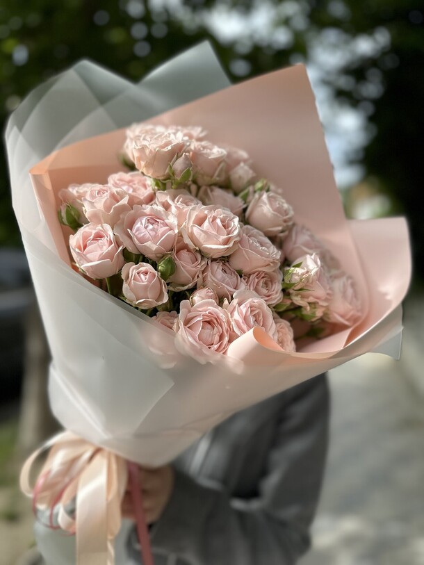 Кустовые розы "полина", артикул F1305832 - 4990 рублей, доставка по городу. Flawery - доставка цветов