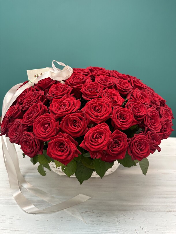 Красные розы в корзине «восторг», артикул F1336166 - 34460 рублей, доставка по городу. Flawery - доставка цветов