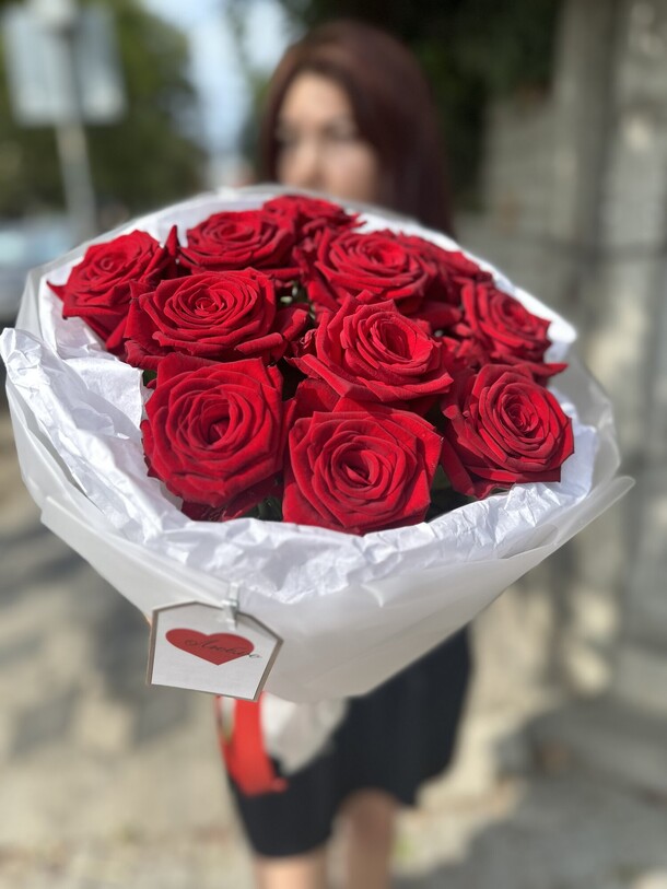 Красные розы в стильном оформление «амур», артикул F1336185 - 3980 рублей, доставка по городу. Flawery - доставка цветов