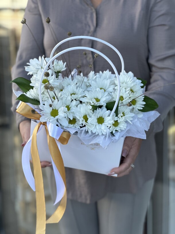 Ромашки в сумочке, артикул F1336342 - 3992 рублей, доставка по городу. Flawery - доставка цветов