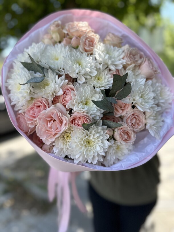 Букет из хризантем и кустовой розы, артикул F1336344 - 4645 рублей, доставка по городу. Flawery - доставка цветов