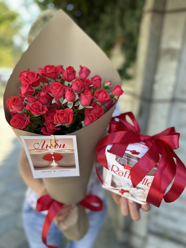 Кустовые розы и конфеты, артикул F1357208 - 3980 рублей, доставка по городу. Flawery - доставка цветов