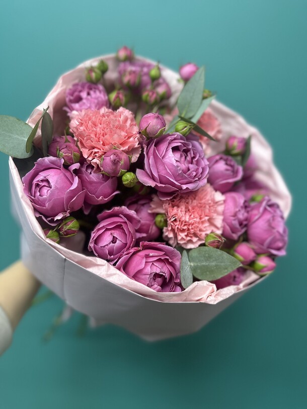 Пиновидная роза и диантус «мисти баблз», артикул F1361435 - 6900 рублей, доставка по городу. Flawery - доставка цветов