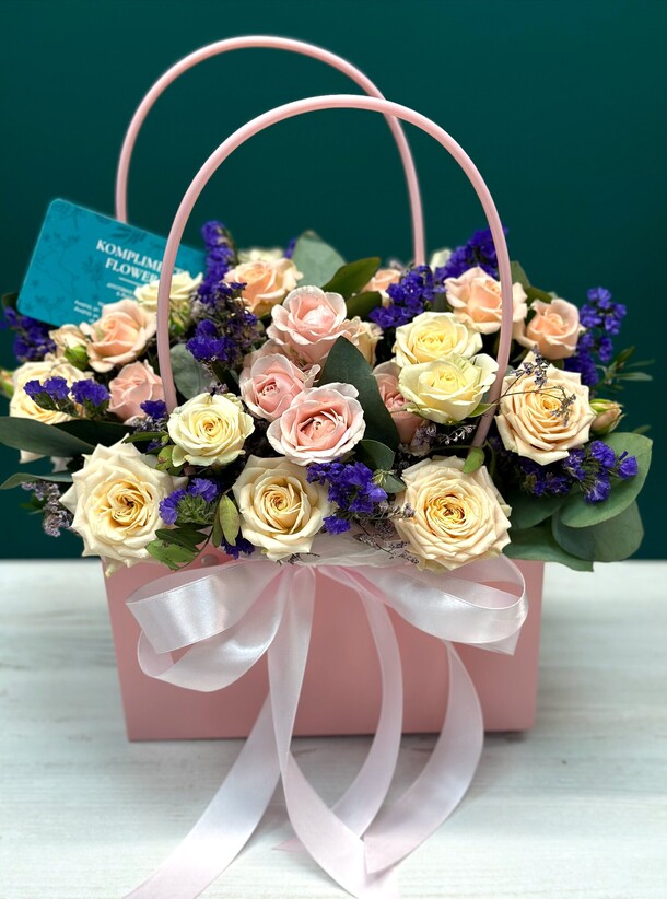 Композиция  из кустовых роз и статицы в сумочке, артикул F1364298 - 5311 рублей, доставка по городу. Flawery - доставка цветов