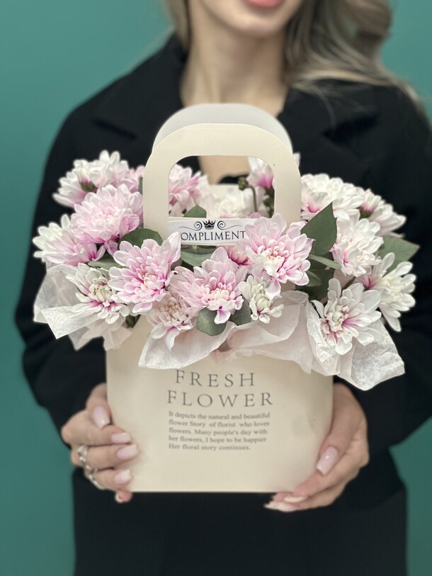 Хризантема в сумочке “co-co”, артикул F1407523 - 2990 рублей, доставка по городу. Flawery - доставка цветов