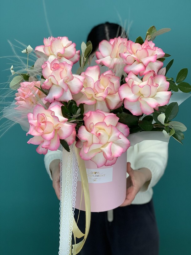 Французские розы в коробке, артикул F1409582 - 6642 рублей, доставка по городу. Flawery - доставка цветов